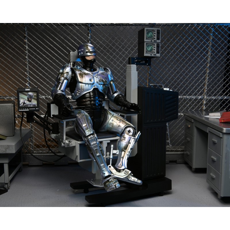 Figurine Battle-Damaged RoboCop with Chair - RoboCop
